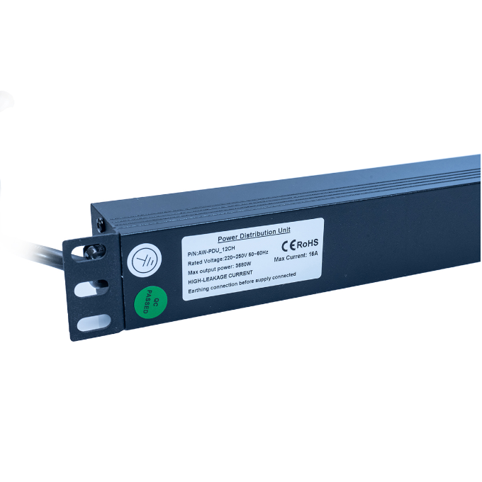 Unidad de distribución de energía - PDU 12 Enchufes 10/16A Vertical 22" con Protección