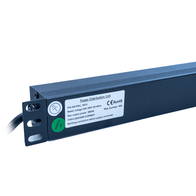 Unidad de distribución de energía - PDU 15 Enchufes 10/16A Vertical 25" con Protección